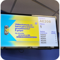 Painel de senhas panel4you personalizado com a identidade de uma agência bancária